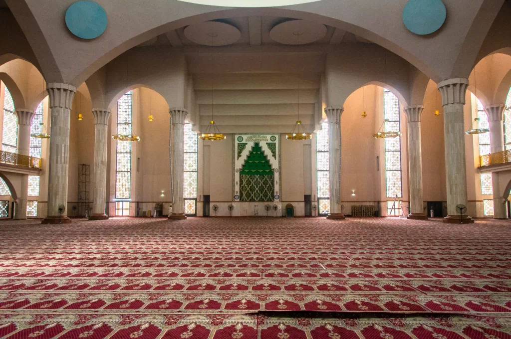 Abuja National Mosque, Abuja, Nigeria  [Wikimedia Commons]
